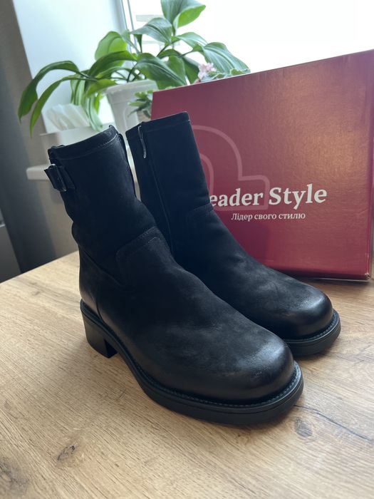 Продаж жіночих напівчоботів.