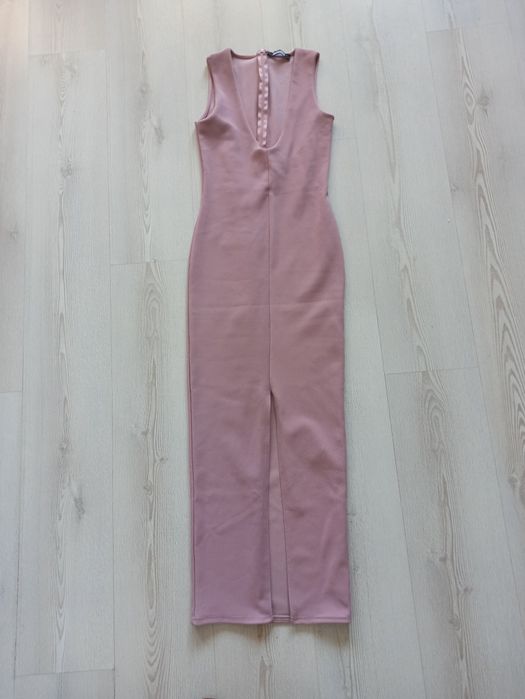 Obcisła sukienka prążek prążkowana tuba midi brudny róż głęboki dekolt