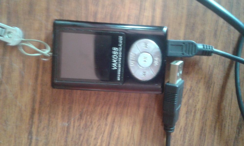 Vakoss mp4 odtwarzacz z ładowarką i kablem