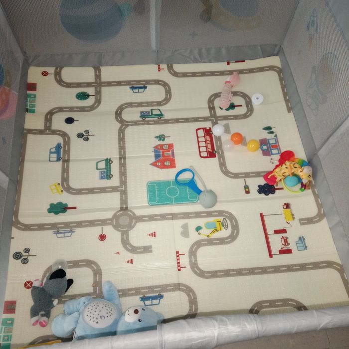 Parque infantil com tapete jogos