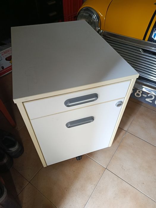 Módulo de secretária IKEA branco, com rodas