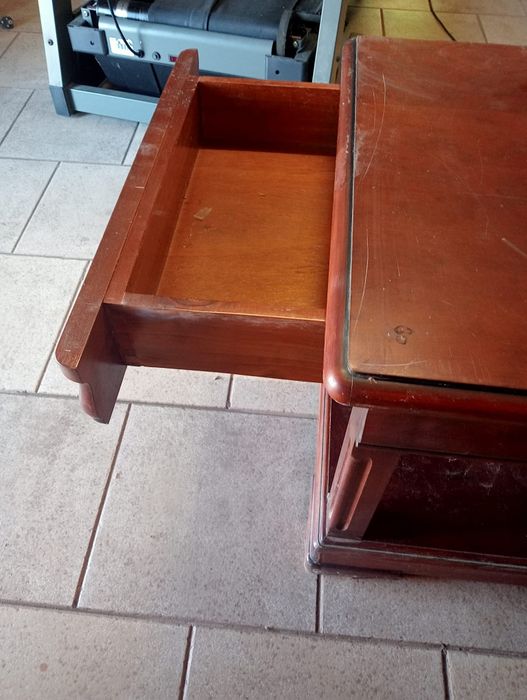 Mesa de centro com gaveta