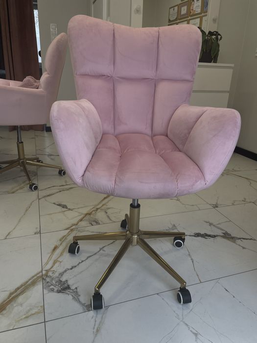 Piekny rozowy fotel hrove from votana