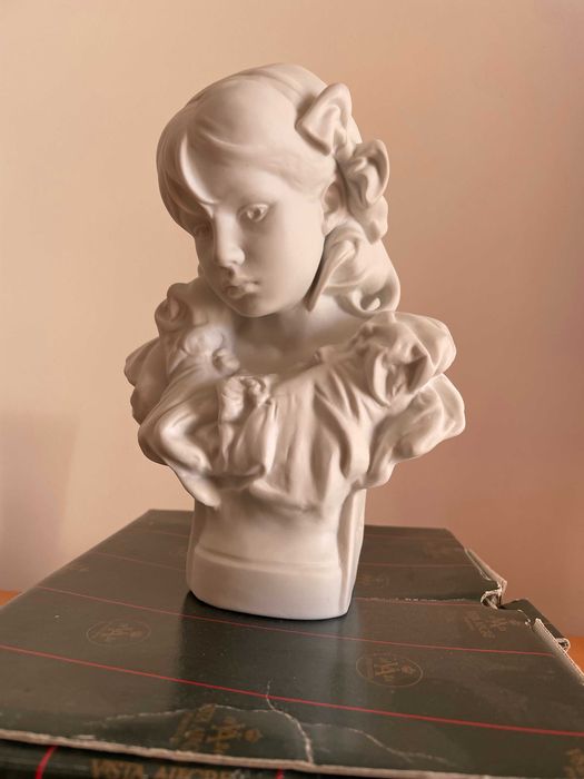 Busto de menina da Vista Alegre, Novo
