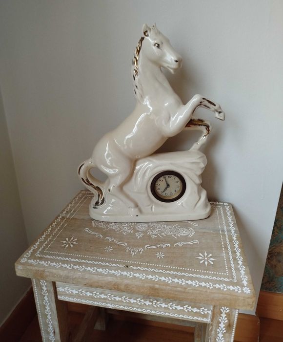 Antiga Escultura com Relógio de corda manual