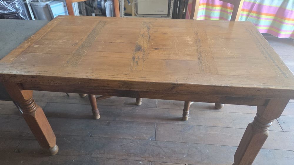 Mesa rustica  e cadeiras