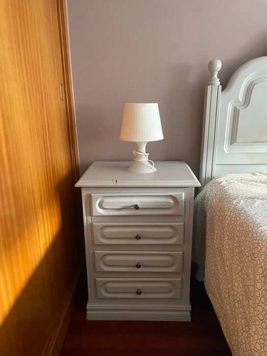 Cama de casal 200 x 140cm + 2 Mesas cabeceira + 2 cadeiras em bom estado