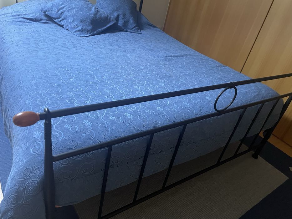 Cama casal em ferro de cor preta