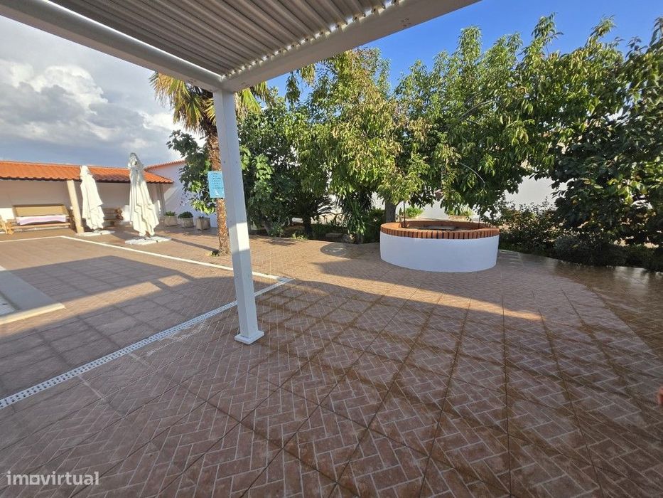 Moradia T5 Moderna com Piscina Aquecida e Garagem para 4 Carros