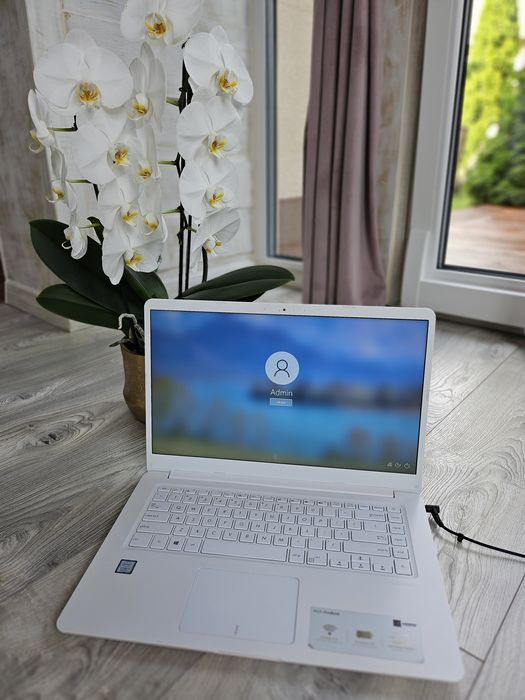 Biały laptop Asus, Intel Core i3, dysk SSD