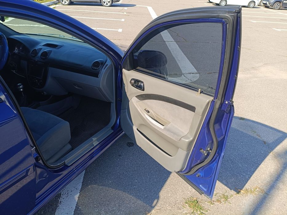 Продам гарний автомобіль Шевроле лачеті