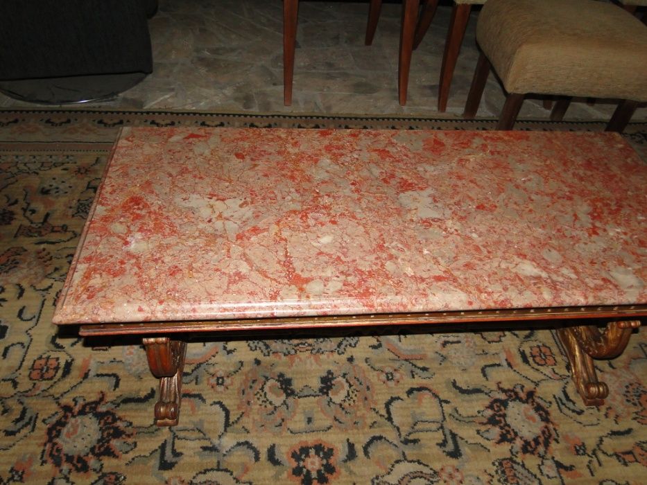 Mesa de centro com tampo em pedra