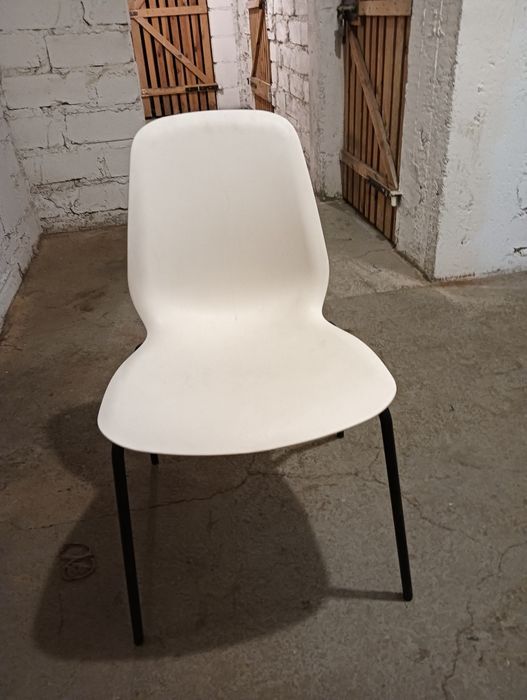 2 Krzesła białe z czarnymi nogami