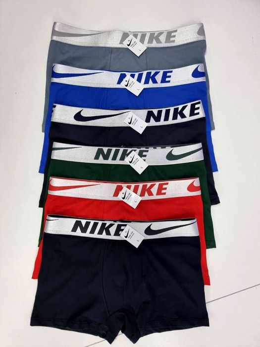 Zestaw 5 męskich bokserek w pudełku prezentowym.