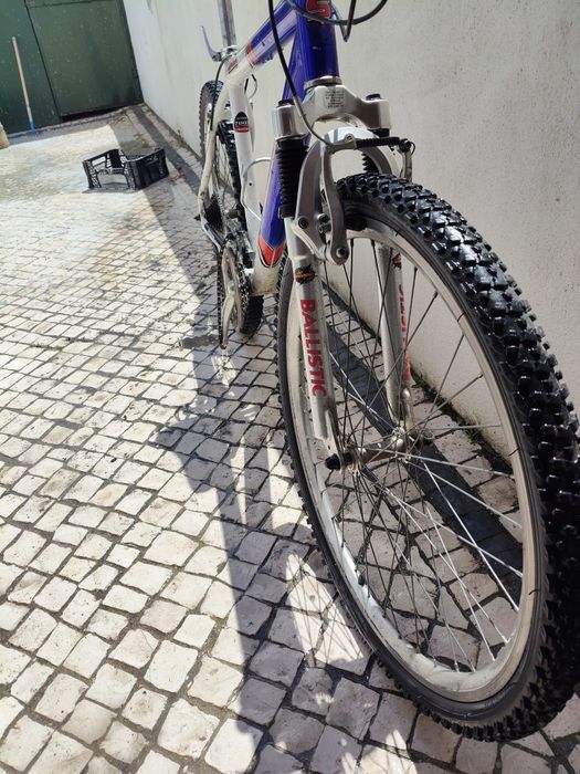 Bicicleta de montanha com 2 jantes extra