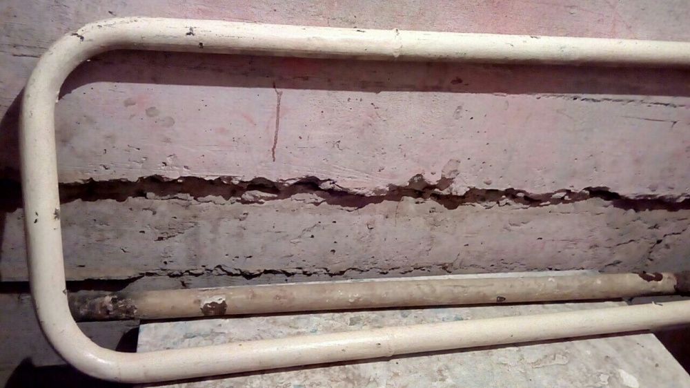 Куски труб пластины чугунных разной длины и диаметра