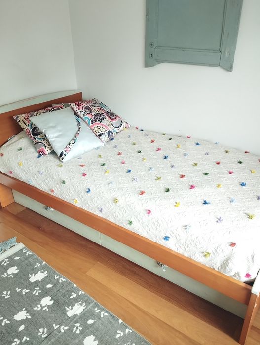 Cama de solteiro de madeira com gavetão e dois colchões quarto criança