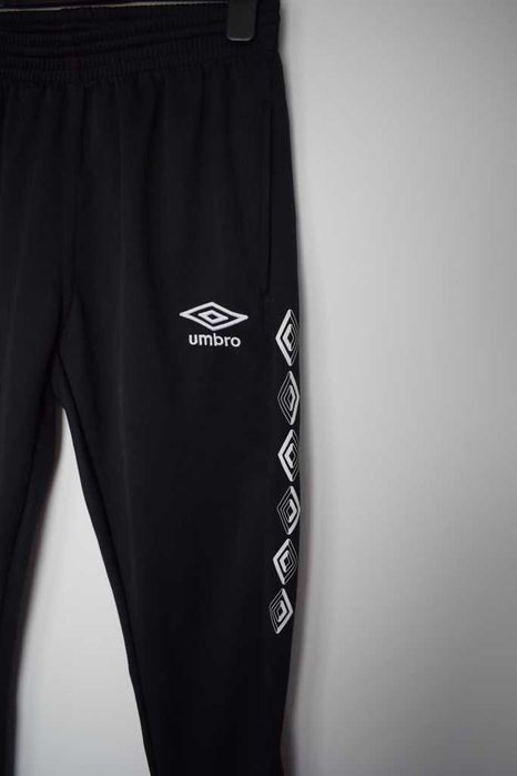 Umbro śliskie spodnie dresowe czarne M z sznurkiem w pasie