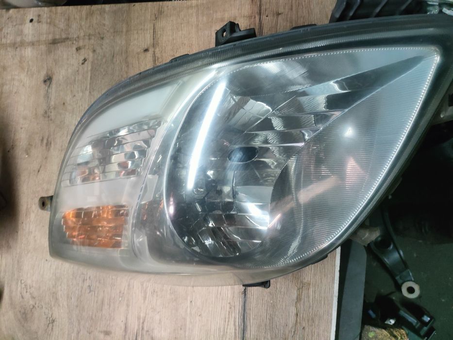 Toyota Yaris 2 II reflektor lampa prawa