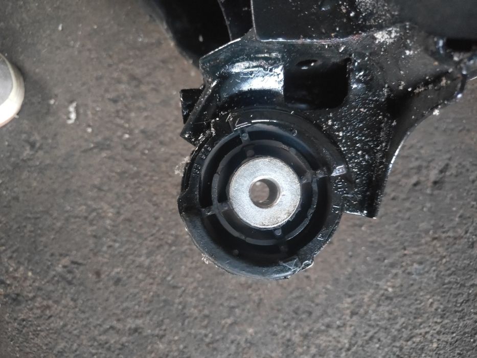 Chariot / Subframe traseiro BMW E46 (2004) – sem ferrugem