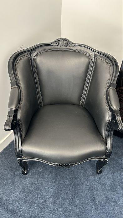 Poltrona Estilo Luís XV Preta – Vintage / Barroca