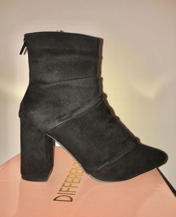 Botas pretas novas