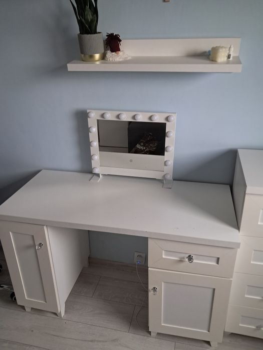 Białe śliczne biurko toaletka