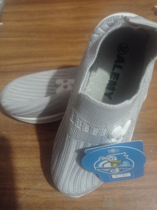 Продаю сапожки, кроссовки, босоножки, тапочки, макасины, р.26