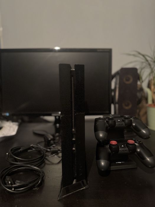 PlayStation 4 512 GB + 2 pady DualShock ze stacja ładującą