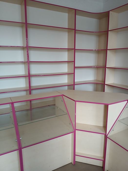 Прилавки, вітрини, стелажі