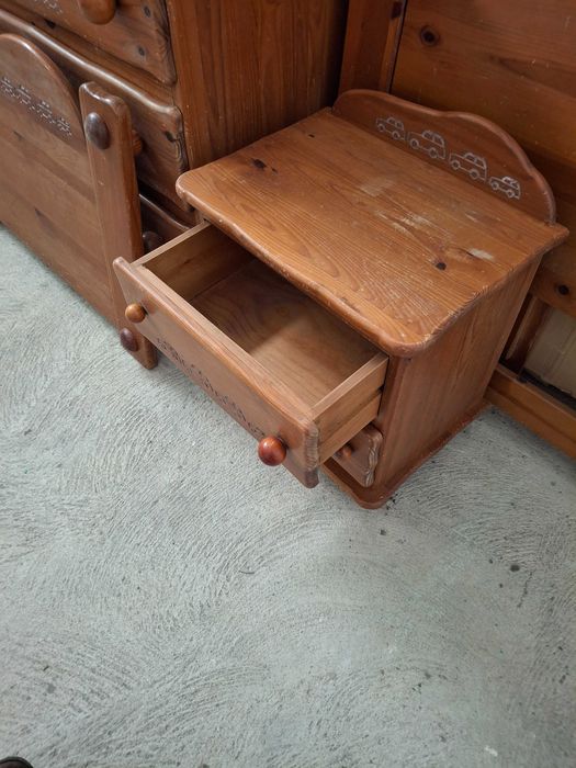 Mobiliário de criança - Cómoda, mesinha, cama e colchão - Tudo 100€