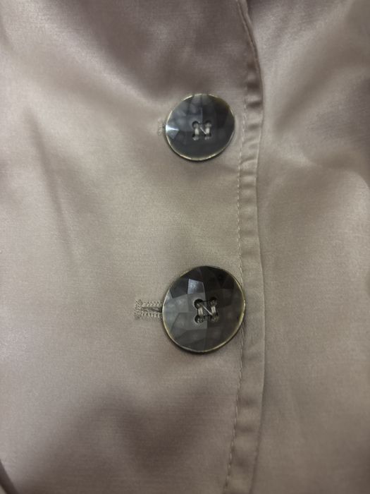 Blazer cintado em cetim bege Lanidor