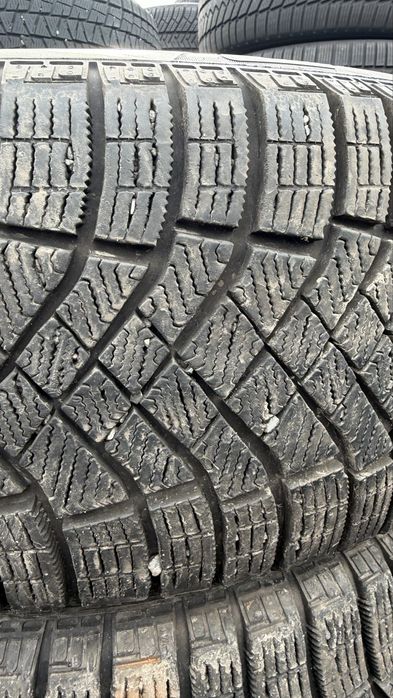 235/55/19 Pirelli Ice Zero