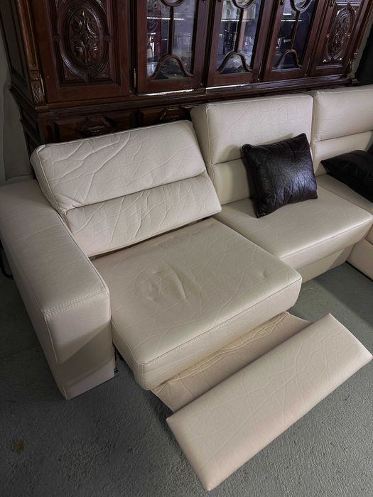 Sofa de couro creme 4 lugares com chaise longe e mecanismo articulado