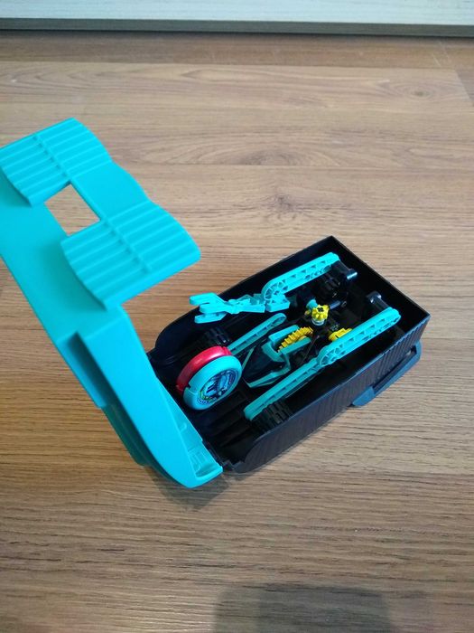 Zestaw LEGO Technic Throwbots Slizer i Turbo