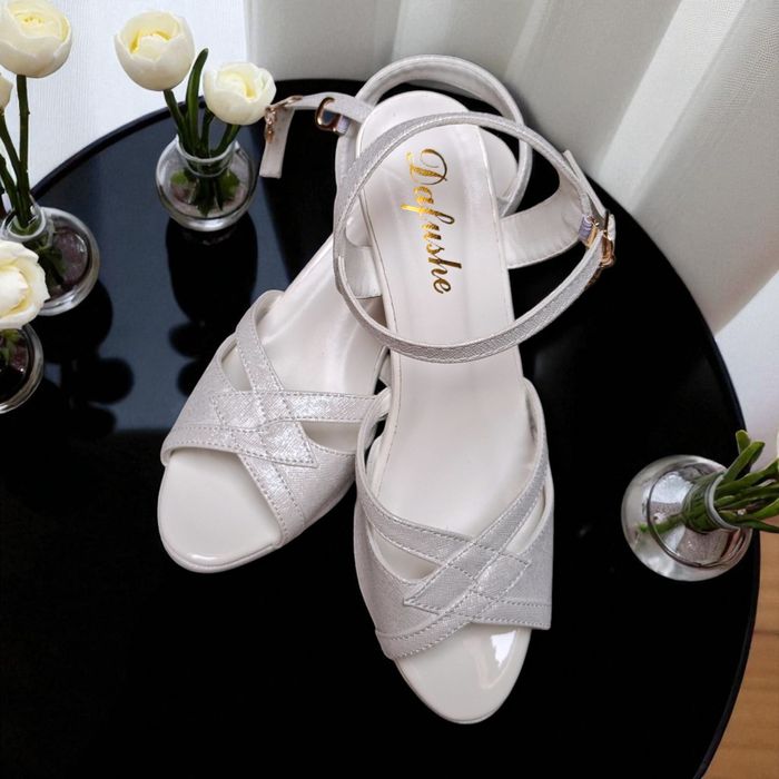 Nowe białe sandały damskie na obcasie z błyszczącą poświatą wygodne bu