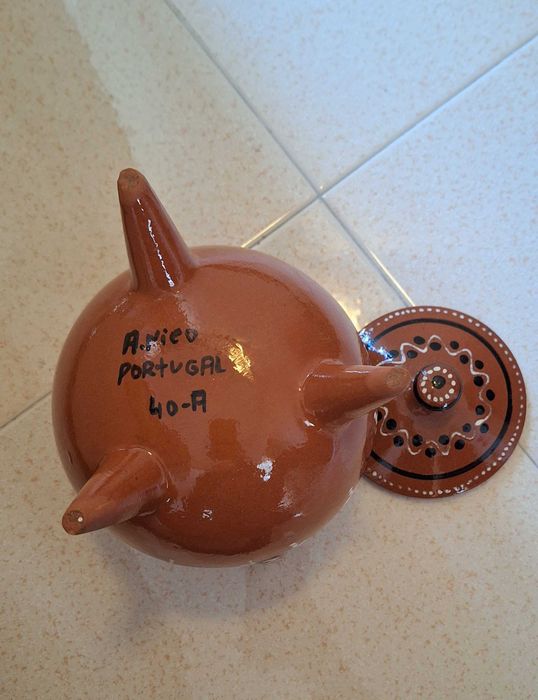 Pote em louça de barro vermelho