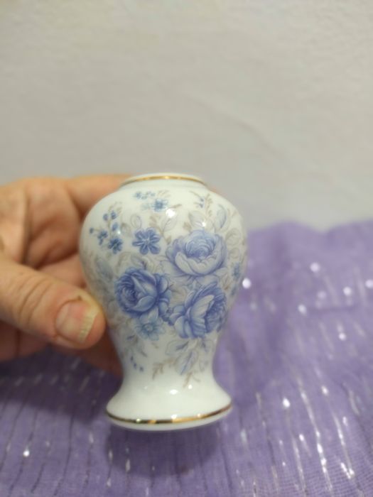 Pote em miniatura de porcelana