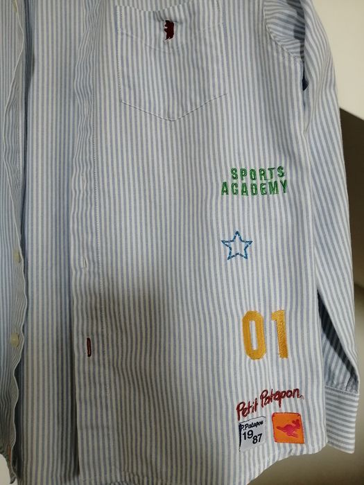 Camisa de riscas azul, com pormenor juvenil