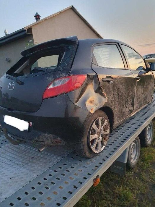 Mazda II 1.3 benzyna 16V 55kW, 5 drzwi kolor czarny, hak,  na części