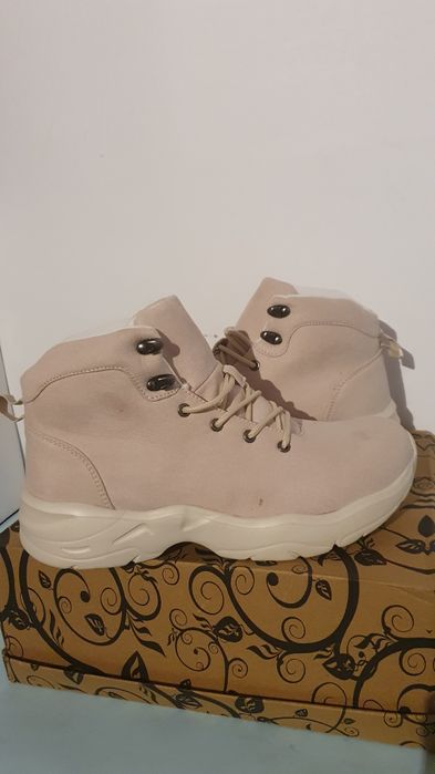 Botki nowe damskie markowe rozmiar 41 / wkładka 26.3 cm