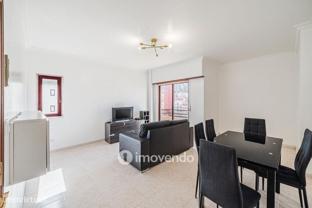 Apartamento T2, com lugar de estacionamento e arrecadação, na Ramada