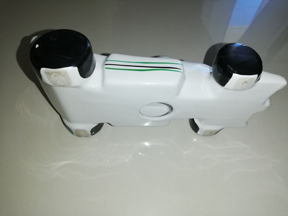 Carro fórmula 1 em porcelana
