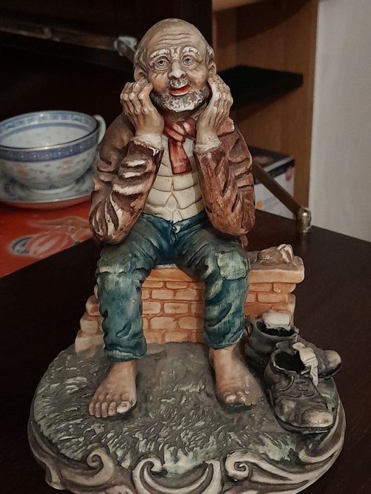 Estatueta antiga em bom estado