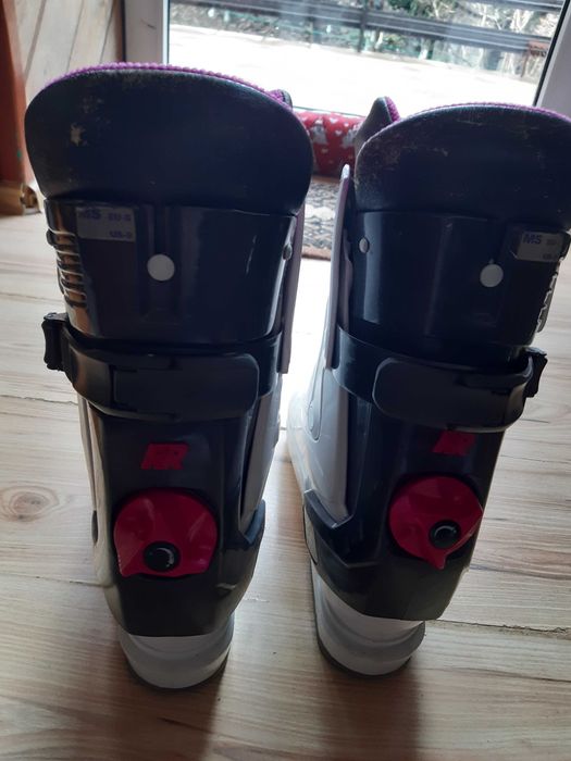 Buty do nart zjazdowych.