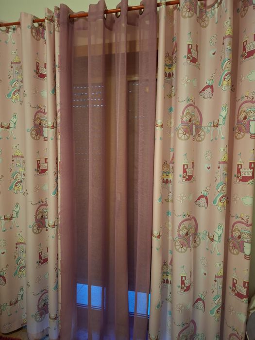 Dois cortinados com princesa e castelo