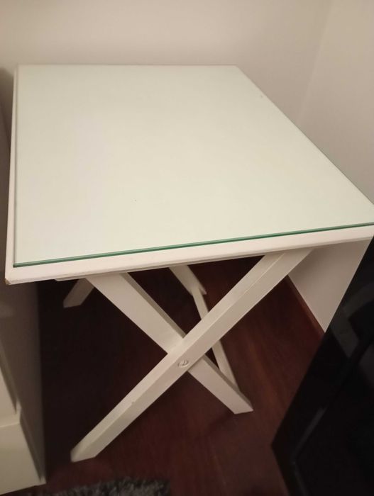 Almofada , abajur, cadeira e mesa