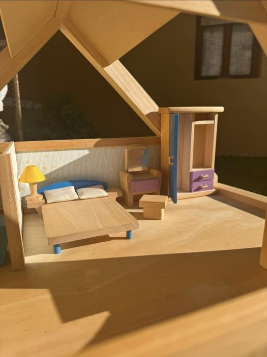 Casa de bonecas em madeira