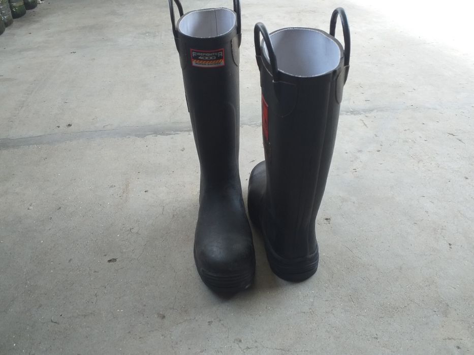 2 pares  Galochas de borracha FIREFIGHTER 4000   muito resistentes ao calor ao frio mais 1 par de botas para soldadores número 42  =30 euros material