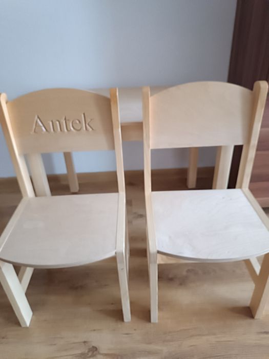 Stolik plus dwa krzesełka